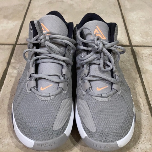 Nike men’s Giannis Antetokunmpo Cool Grey - Picture 1 of 4